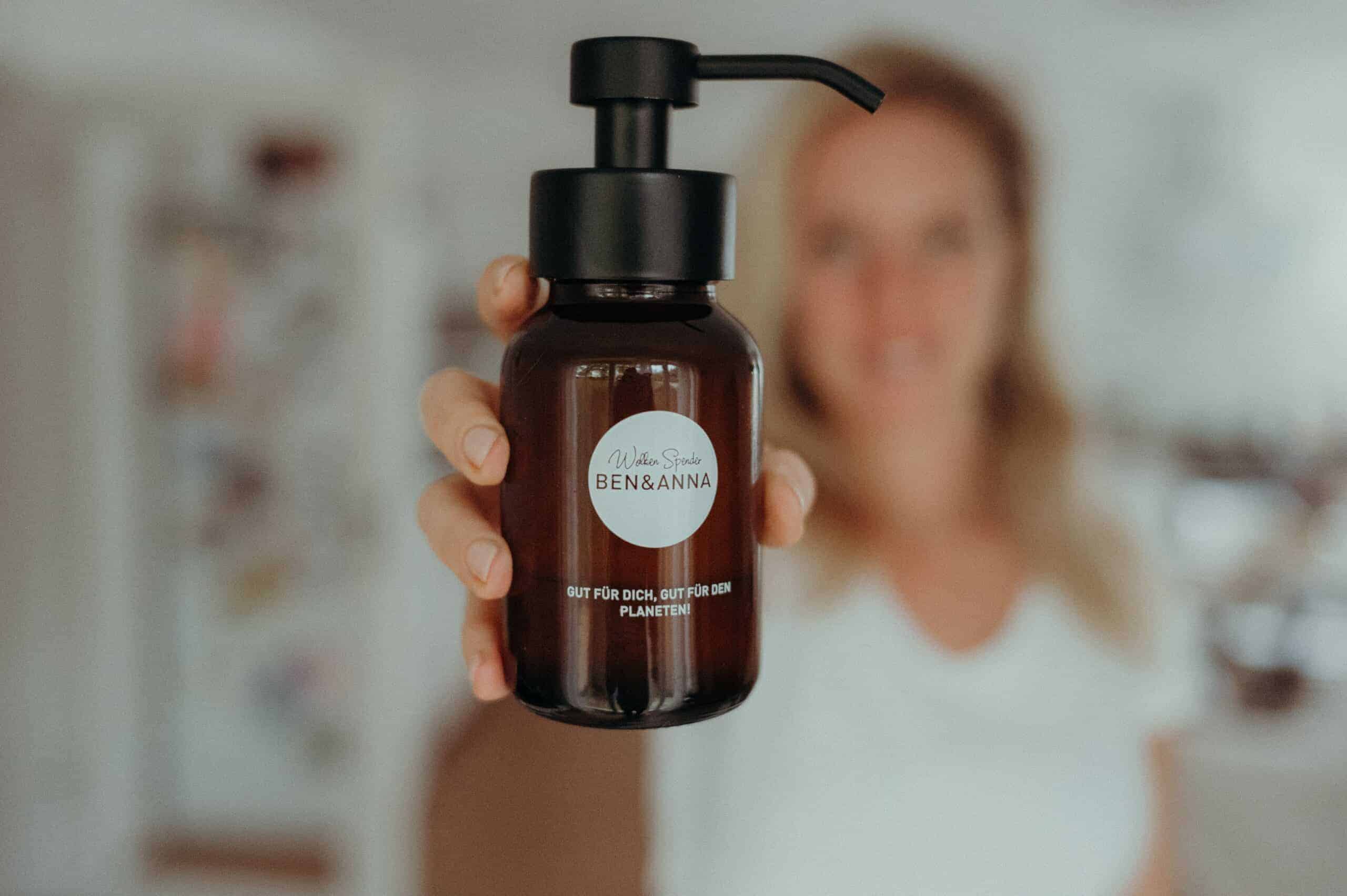 Die vegane Seifentablette „Handwolke“ und der plastikfreie Seifenspender „Wolkenspender“