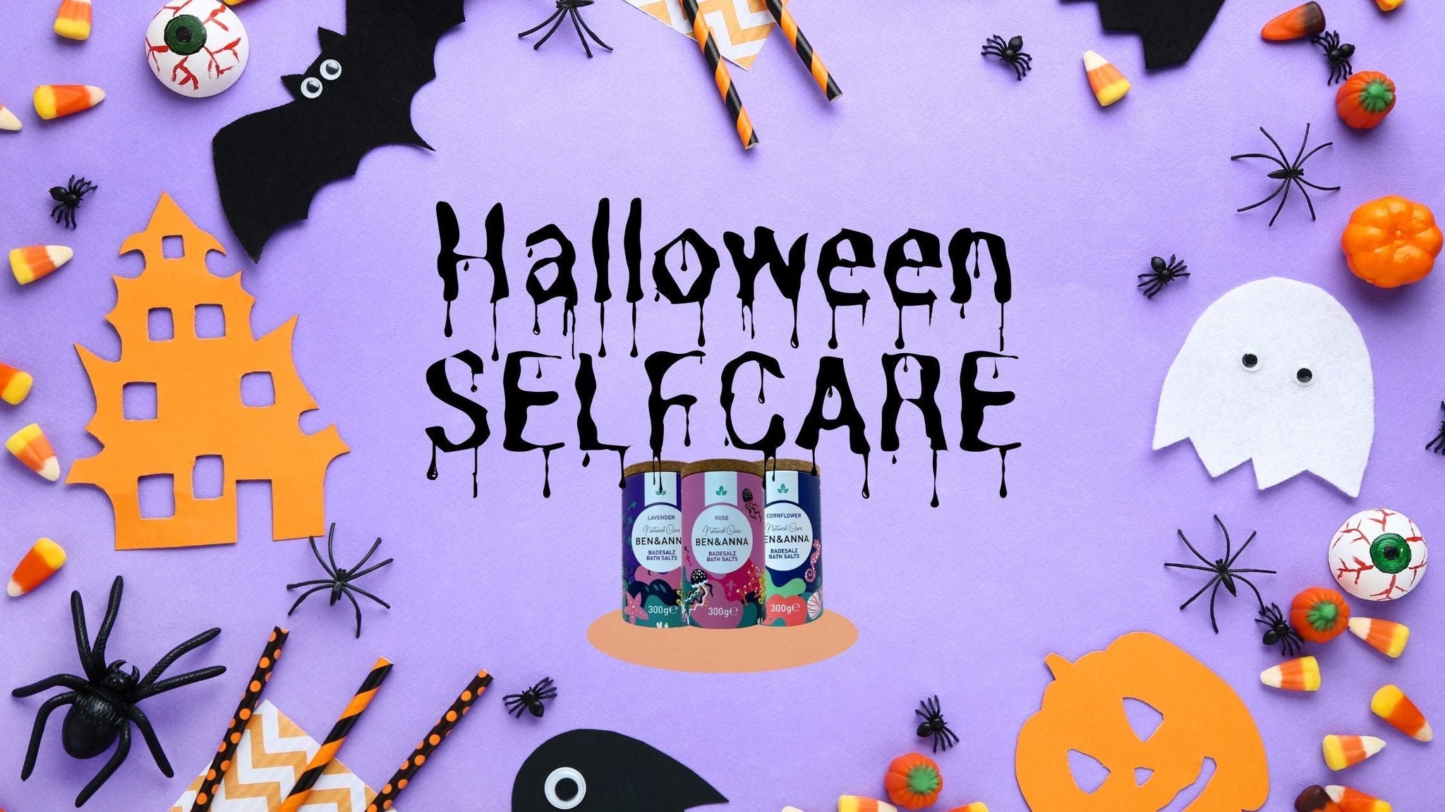 Halloween-Selfcare-Deko mit Kürbissen, Spinnen und Fledermäusen auf lila Hintergrund, in der Mitte drei Ben&Anna Badesalze – Symbolbild für achtsame Halloween-Pflege und nachhaltige Auszeit.
