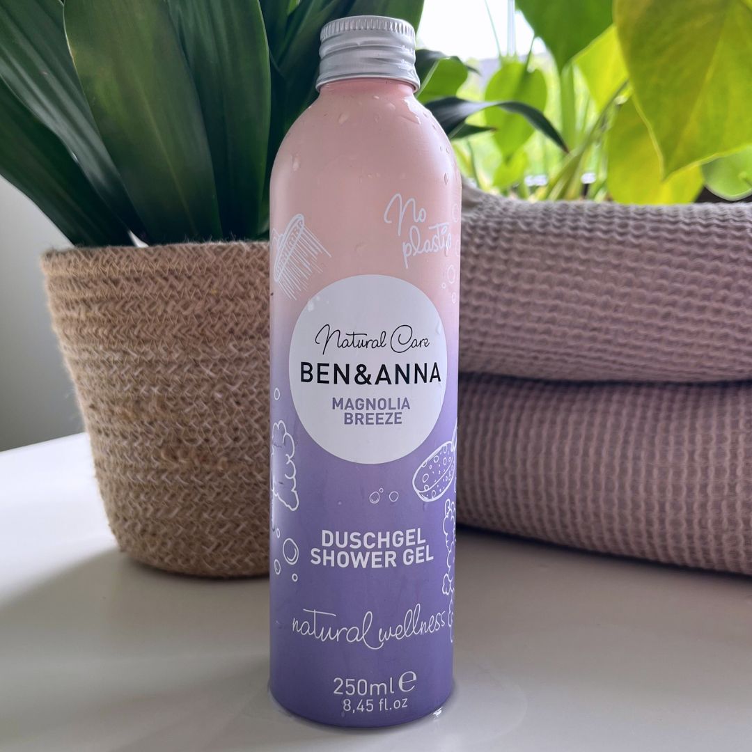 Duschgel Magnolia Breeze von BEN&ANNA, flüssiges Duschgel mit blumigem Magnolia-Duft, in einer transparenten Flasche.