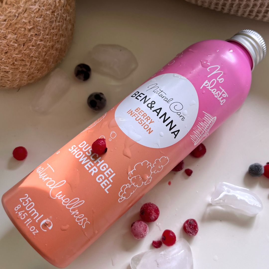 Duschgel Berry Infusion von BEN&ANNA mit fruchtigem Beeren-Duft und cremiger Textur, in einer weißen Flasche mit blauer Kappe
