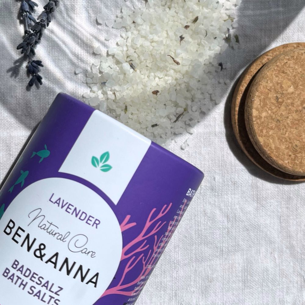 Badesalz mit Lavendel von BEN&ANNA, entspannendes Salzbad in einer offenen Verpackung mit Lavendelblüten, für einen entspannenden Badmoment