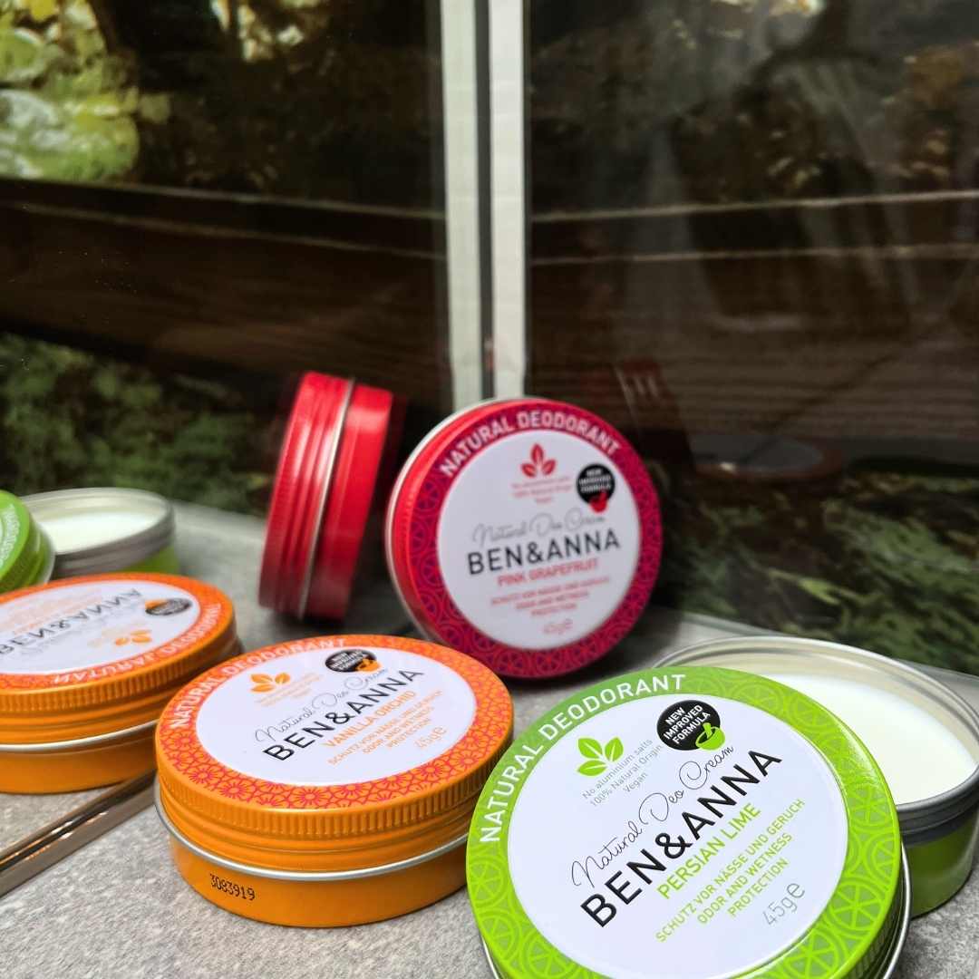 Deocreme BEN&ANNA PERSIAN LIME mit natürlicher Textur und frischem Limetten-Duft in einer offenen Dose.