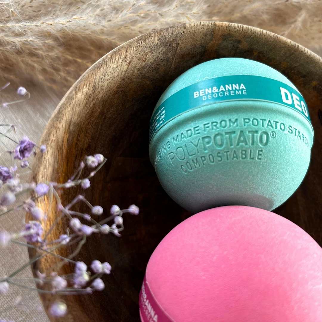 PolyPotato Deocreme Green Balance von BEN&ANNA in einer offenen Dose mit grüner Creme und natürlichen Inhaltsstoffen.