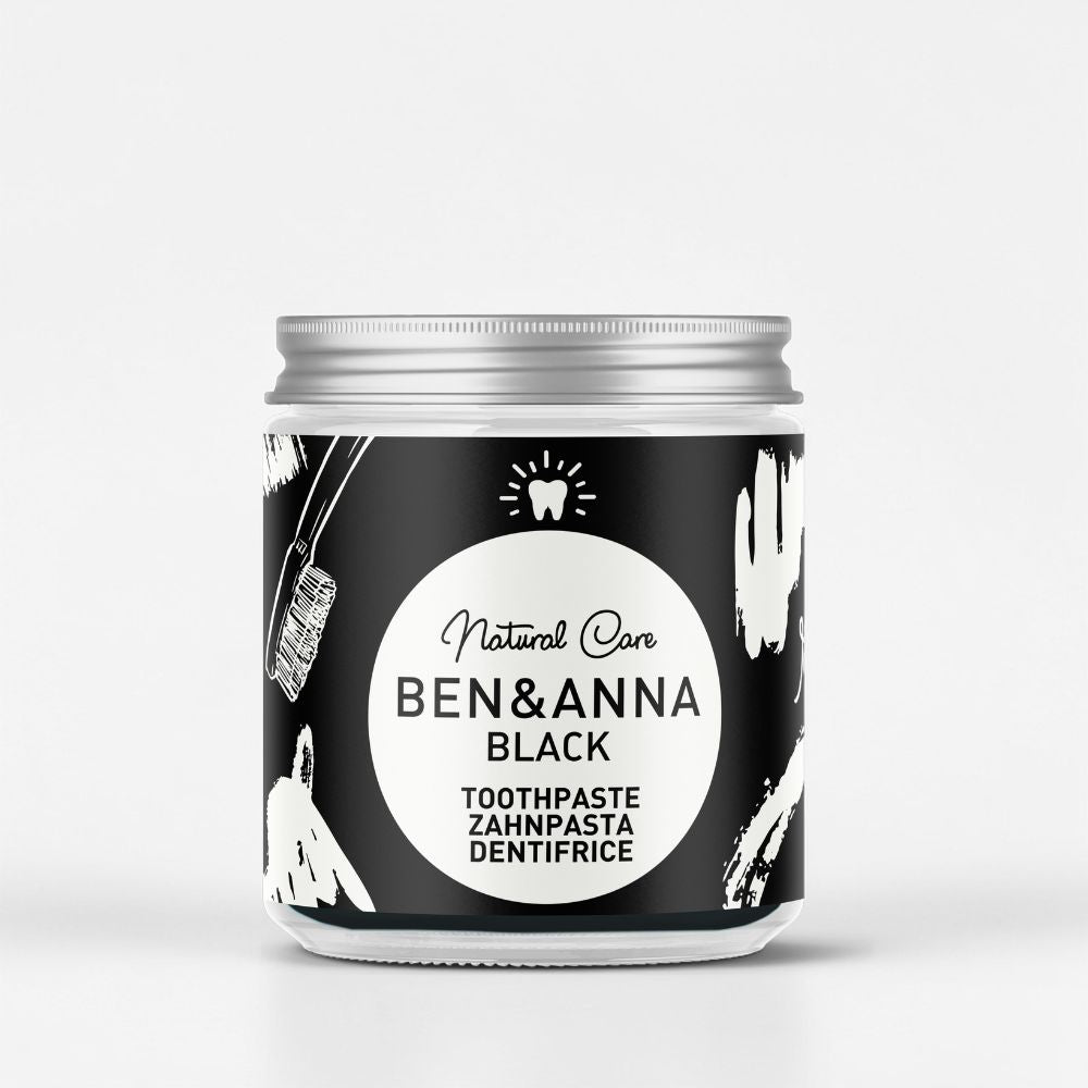 Schwarze Zahnpasta von BEN&ANNA, Black ohne Fluorid, in einer geöffneten Tube, zeigt cremige Konsistenz und dunkle Farbe.