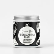 Schwarze Zahnpasta von BEN&ANNA, Black ohne Fluorid, in einer geöffneten Tube, zeigt cremige Konsistenz und dunkle Farbe.