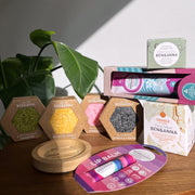 Valentinstag Geschenkset von BEN&ANNA mit romantischen Pflegeprodukten und Zubehör, schön arrangiert in Geschenkverpackung