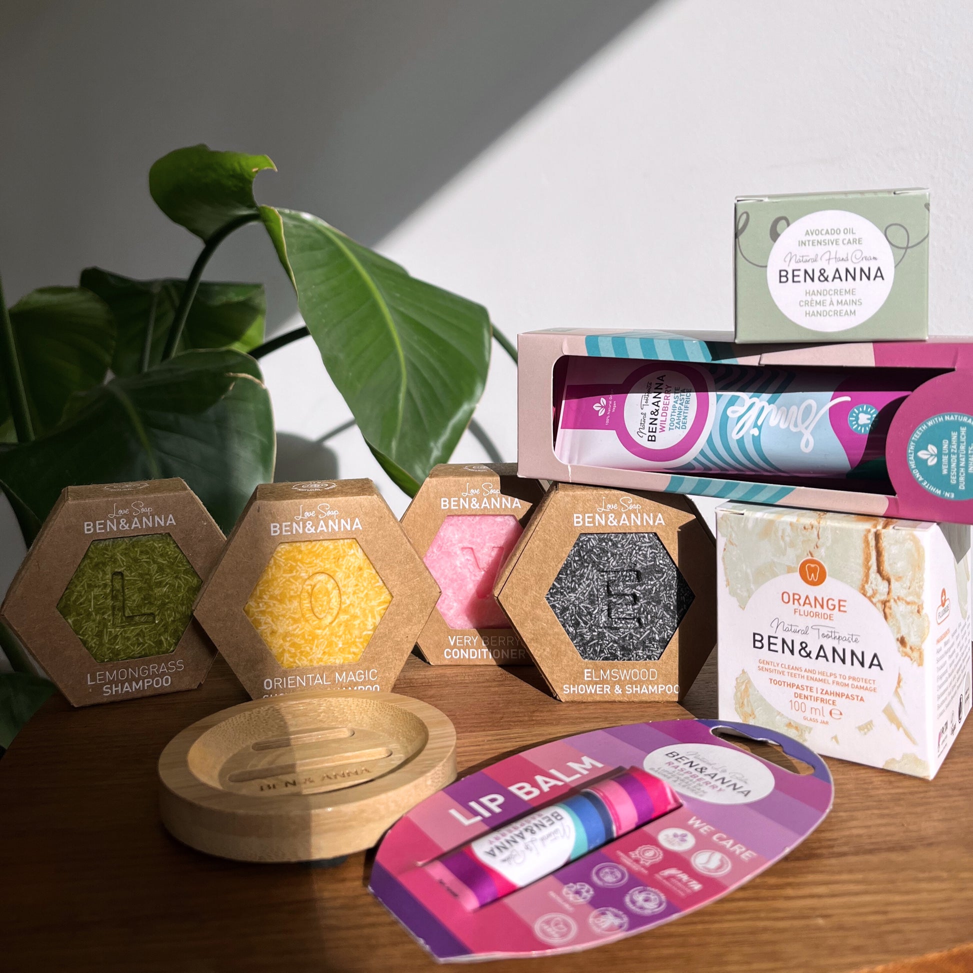 Valentinstag Geschenkset von BEN&ANNA mit romantischen Pflegeprodukten und Zubehör, schön arrangiert in Geschenkverpackung