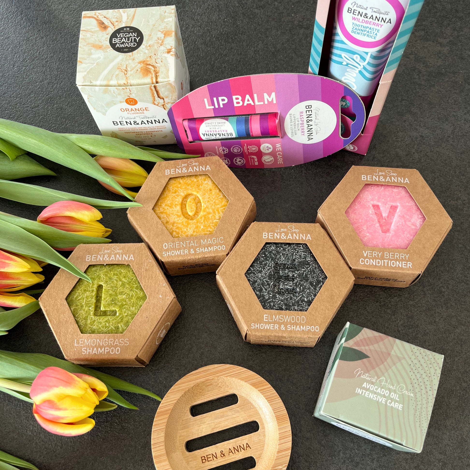Valentinstag Geschenkset von BEN&ANNA mit romantischen Kerzen, Schokolade und Blumen in eleganter Verpackung.
