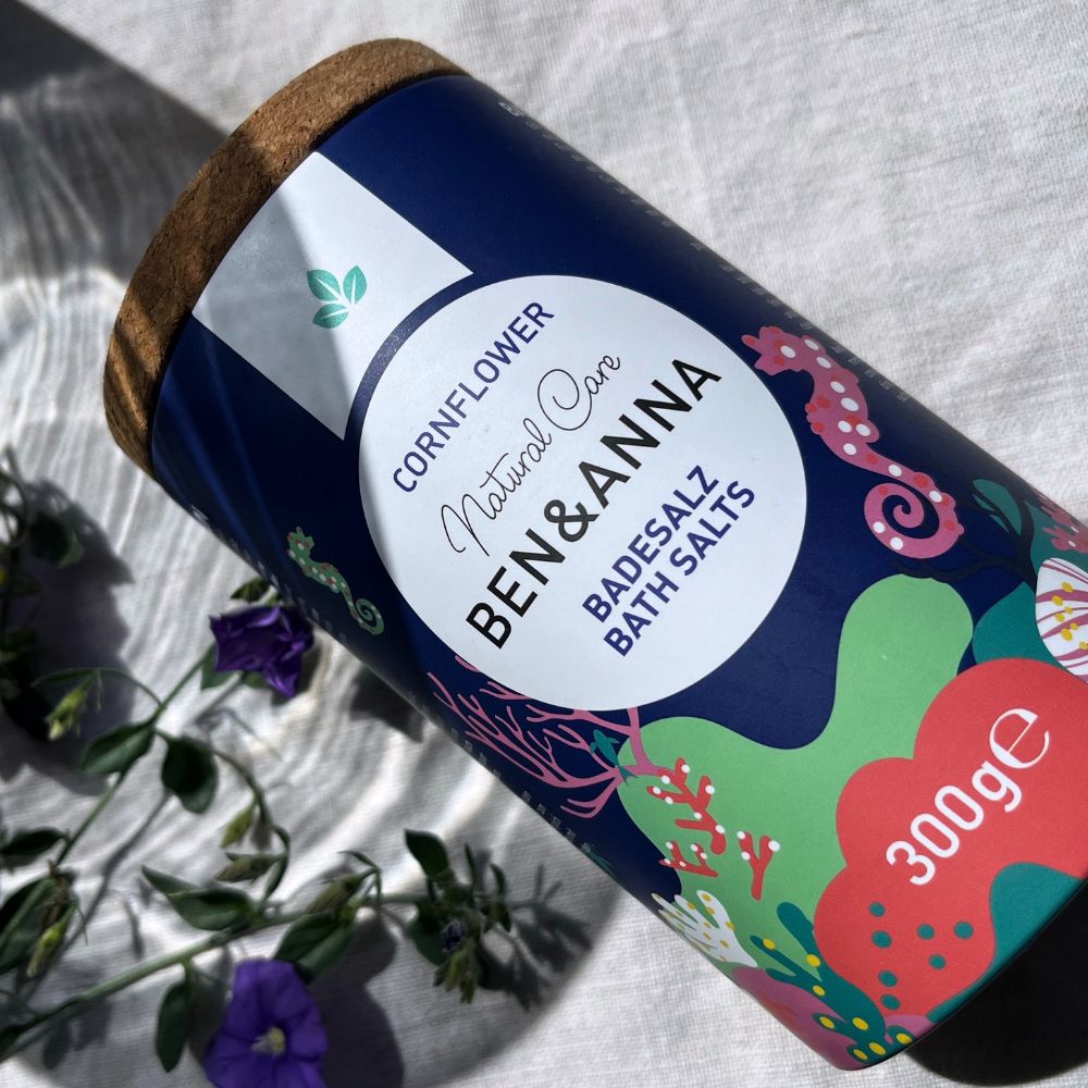 Badesalz mit Kornblumen von BEN&ANNA, entspannendes Badezusatz in einer weißen Schüssel mit Kornblumenblüten.