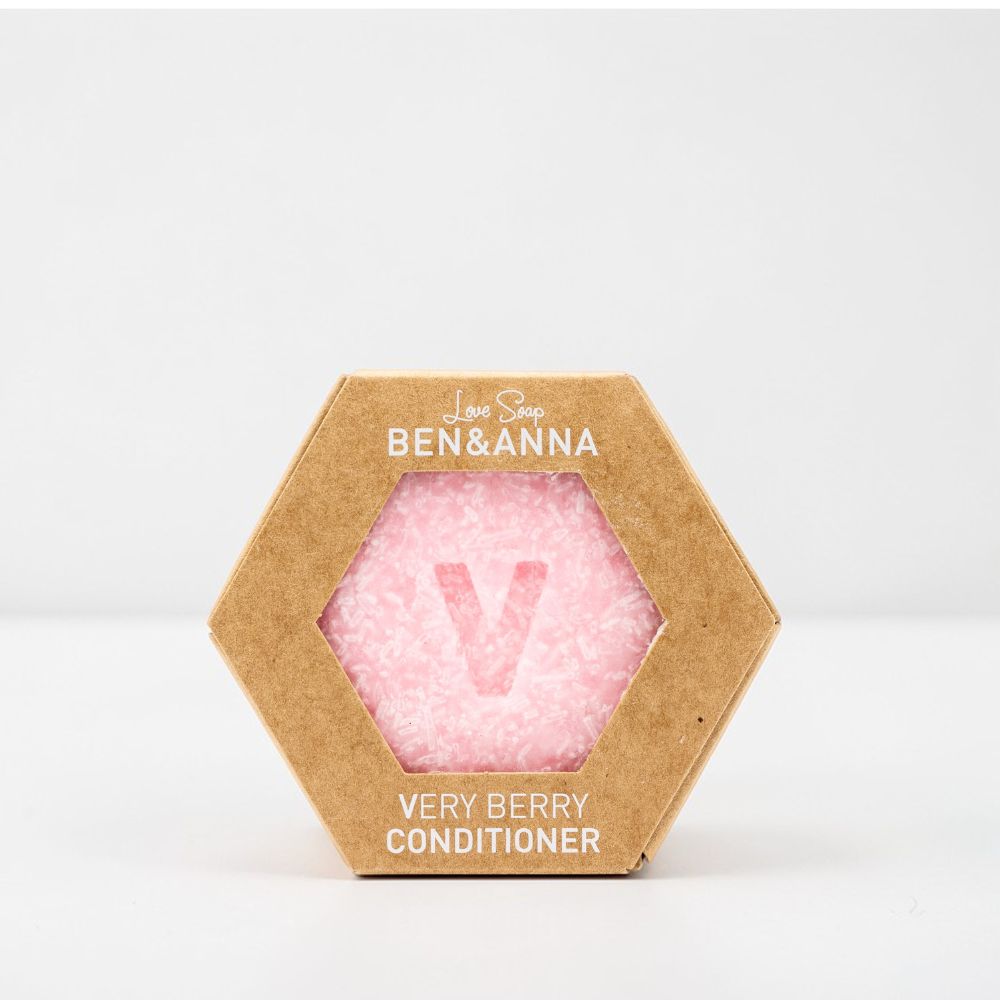 Festes Shampoo BEN&ANNA LOVE SOAP – VERY BERRY Haarconditioner mit natürlichen Inhaltsstoffen, sichtbar in der Verpackung.