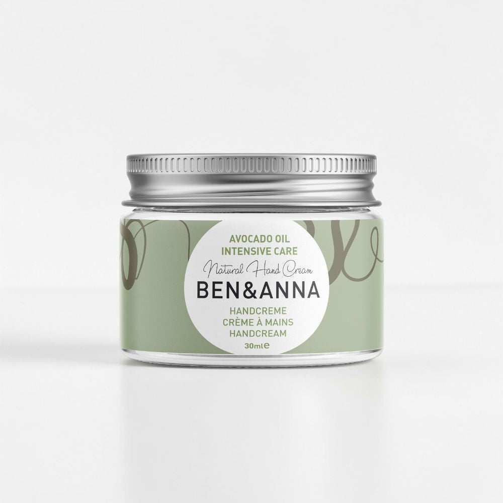 Ben&Anna Handcreme für intensive Pflege, cremige Textur, sichtbar auf der Haut, ideal für trockene und beanspruchte Hände.