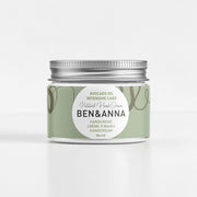 Ben&Anna Handcreme für intensive Pflege, cremige Textur, sichtbar auf der Haut, ideal für trockene und beanspruchte Hände.