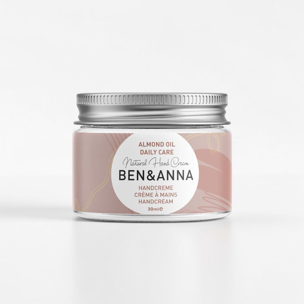 Ben&Anna Handcreme Daily Care in einer offenen Tube, zeigt die cremige Textur und pflegt die Hände sichtbar.