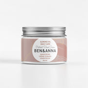 Ben&Anna Handcreme Daily Care in einer offenen Tube, zeigt die cremige Textur und pflegt die Hände sichtbar.