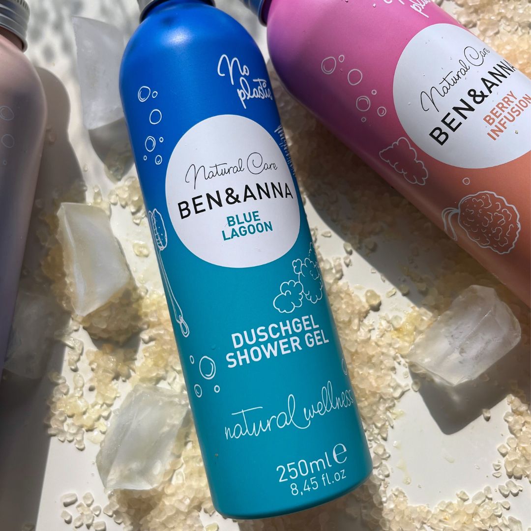 Duschgel Blue Lagoon von BEN&ANNA in einer Flasche mit blauer Flüssigkeit, ideal für die tägliche Körperpflege