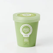 Ben&ANNA Salt Body Scrub Green Escape mit grünen Zutaten und groben Salzpartikeln für glatte Haut, auf weißem Hintergrund.