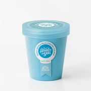 Badesalz Blue Ocean von BEN&ANNA, Körperpeeling mit Meersalz und blauer Meeresoptik für glatte Haut, Nahaufnahme.