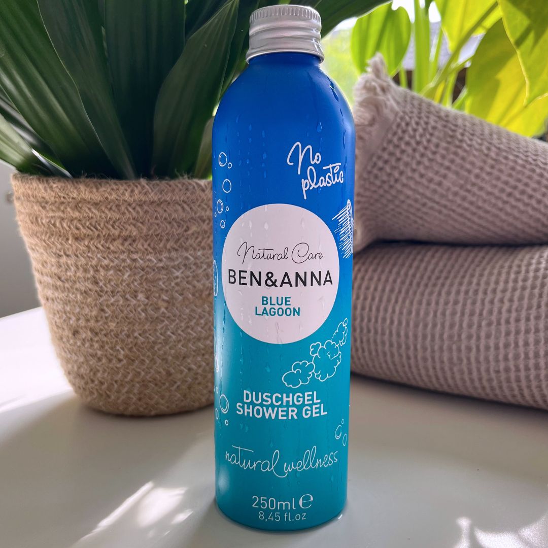 Duschgel Blue Lagoon von BEN&ANNA, flüssiges Bade- und Duschgel mit blauer Verpackung und frischem Duft, auf weißem Hintergrund