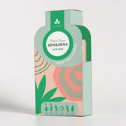 Ben&Anna Aloe Vera Shampoo Flocken in einer offenen Packung, sichtbare weiße Shampoo Flocken auf einem natürlichen Hintergrund