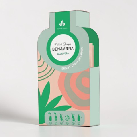 Ben&Anna Aloe Vera Shampoo Flocken in einer offenen Packung, sichtbare weiße Shampoo Flocken auf einem natürlichen Hintergrund
