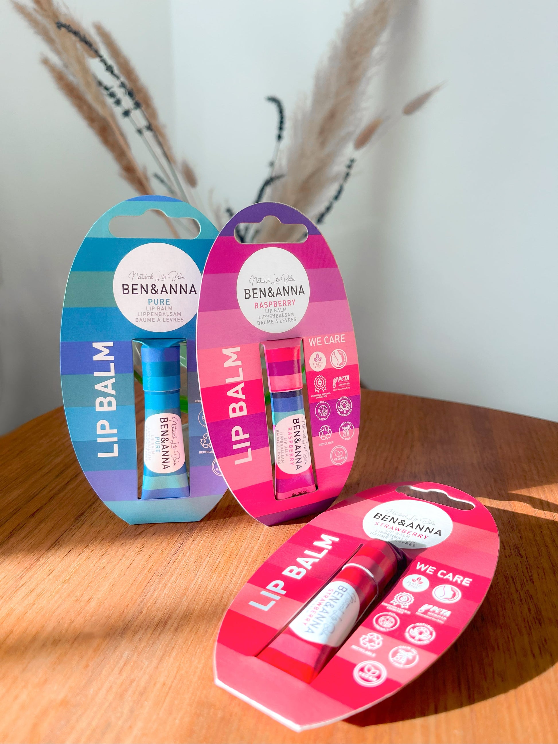 Drei natürliche Lippenbalsam-Sticks von BEN&ANNA in einer Packung, pflegend und pflegeleicht für geschmeidige Lippen
