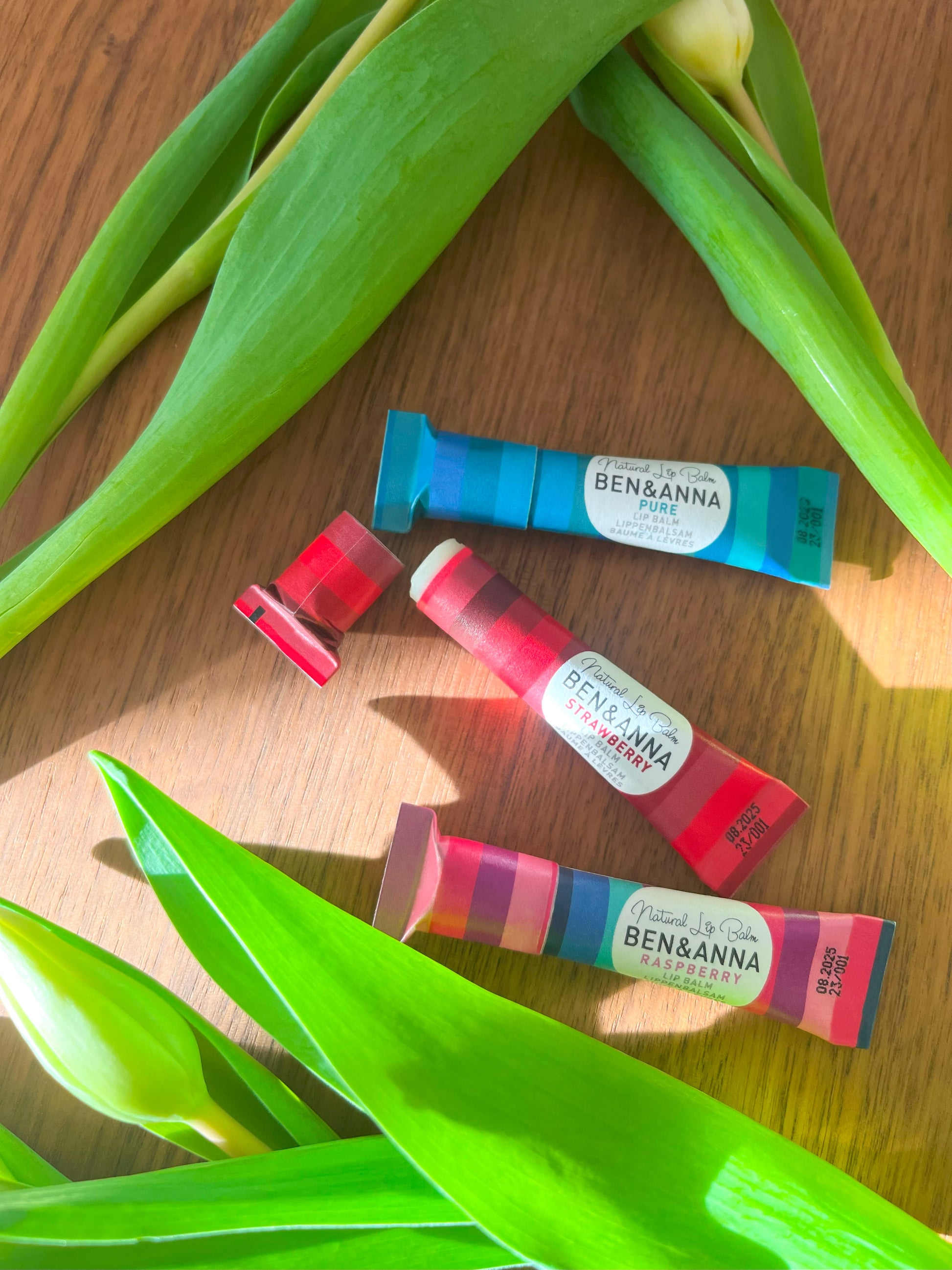 Natürliche Lippenbalsam-Set von BEN&ANNA mit Erdbeerduft, drei pflegende Lippenpflegeprodukte in praktischer Verpackung