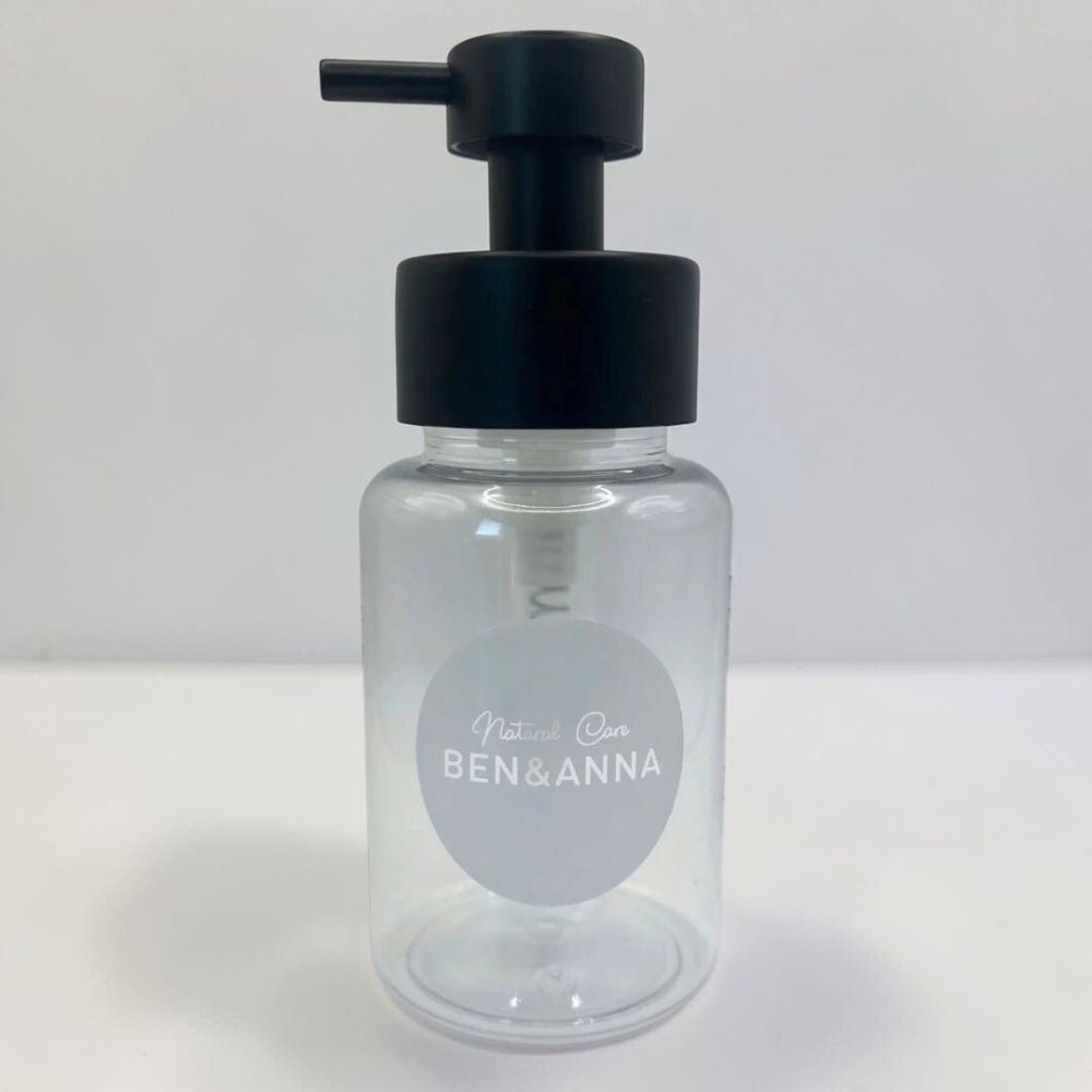 Duschgel- und Shampoo-Spender von BEN&ANNA, aus hochwertigem Kunststoff, mit zwei Fächern für einfache Nutzung.