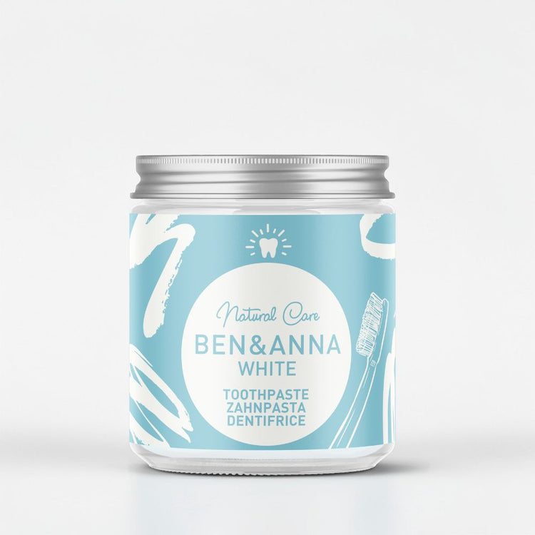 Weiße Ben&Anna Zahnpasta ohne Fluorid, zeigt die Verpackung mit weißer Tube und umweltfreundlichem Design.