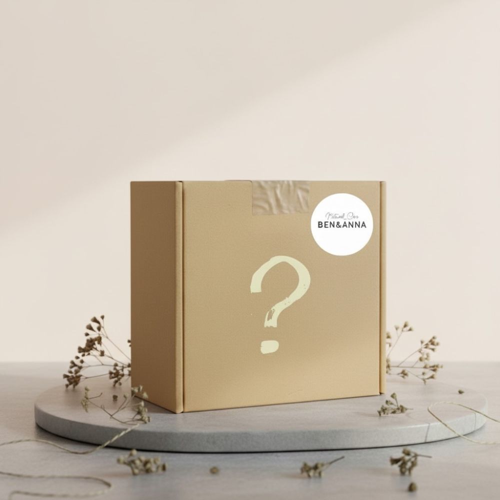 B-Ware Mystery-Box von BEN&ANNA mit verschiedenen Überraschungsartikeln, sichtbare Inhalte in der Box, dekorative Verpackung