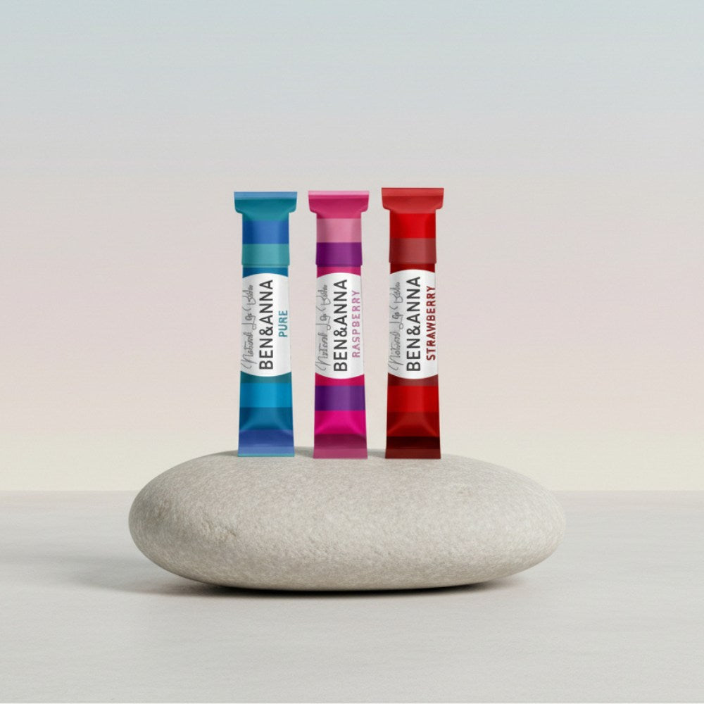 Drei natürliche Lippenbalsam-Sticks von BEN&ANNA in einer Packung, pflegend und hautverträglich, auf weißem Hintergrund.