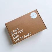 Geschenkbox von BEN&ANNA mit bunten, stilvollen Verpackungen und verschiedenen Geschenkideen, ideal für besondere Anlässe.