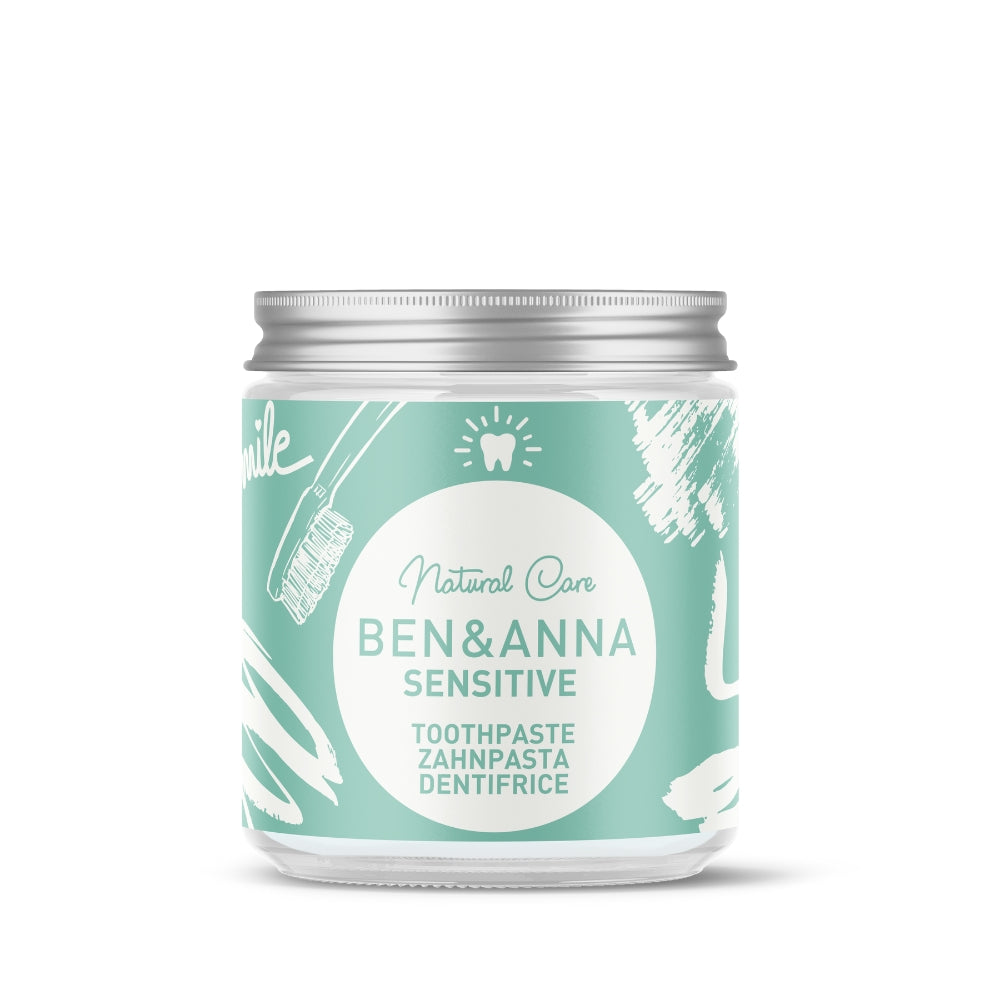 Vier Zahnpasta im Glas von BEN&ANNA, sensitive Zahnpasta in nachhaltigem Glasbehälter, ideal für sanfte Zahnreinigung.