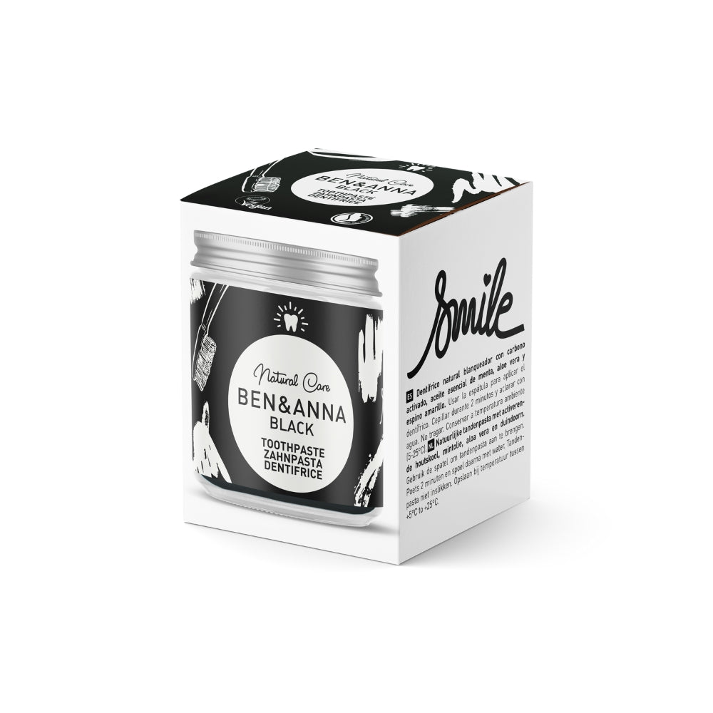 Schwarze Zahnpasta von BEN&ANNA in schwarzer Glasverpackung, ohne Fluorid, für eine intensive Reinigung und Zahnaufhellung.