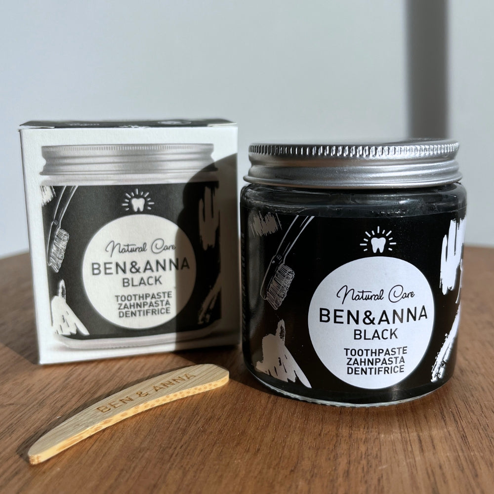Schwarze Ben&Anna Zahncreme in offenem Glas, fluoridfrei, für eine natürliche Zahnreinigung und schwarzes Zahnpasta-Design