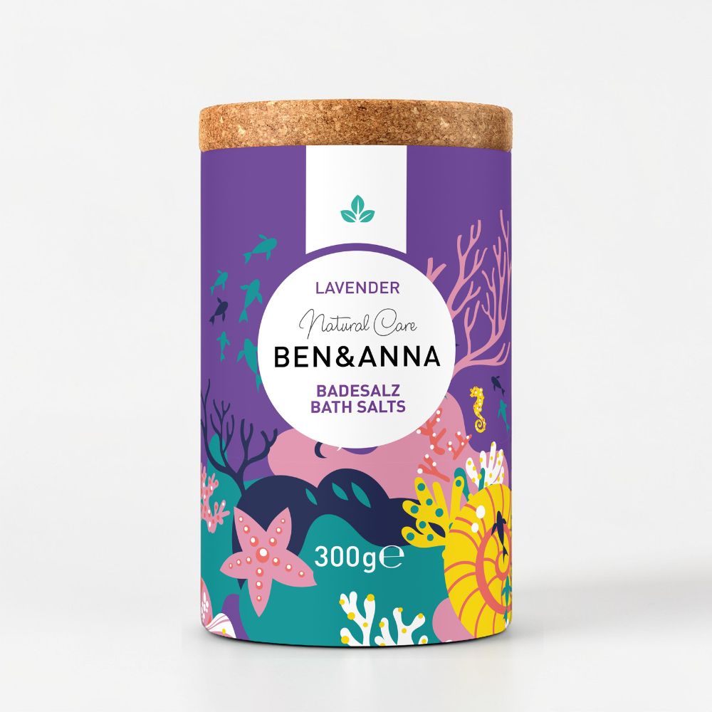 Entspannendes Lavendel-Badesalz von BEN&ANNA in einer offenen Badewanne mit Lavendelblüten.