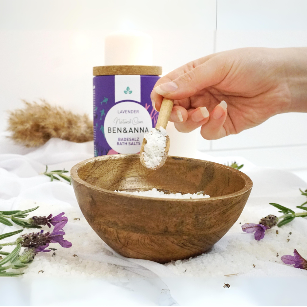 Badesalz mit Lavendel, von BEN&ANNA, in einer weißen Verpackung mit Lavendelblüten und entspannendem Design.