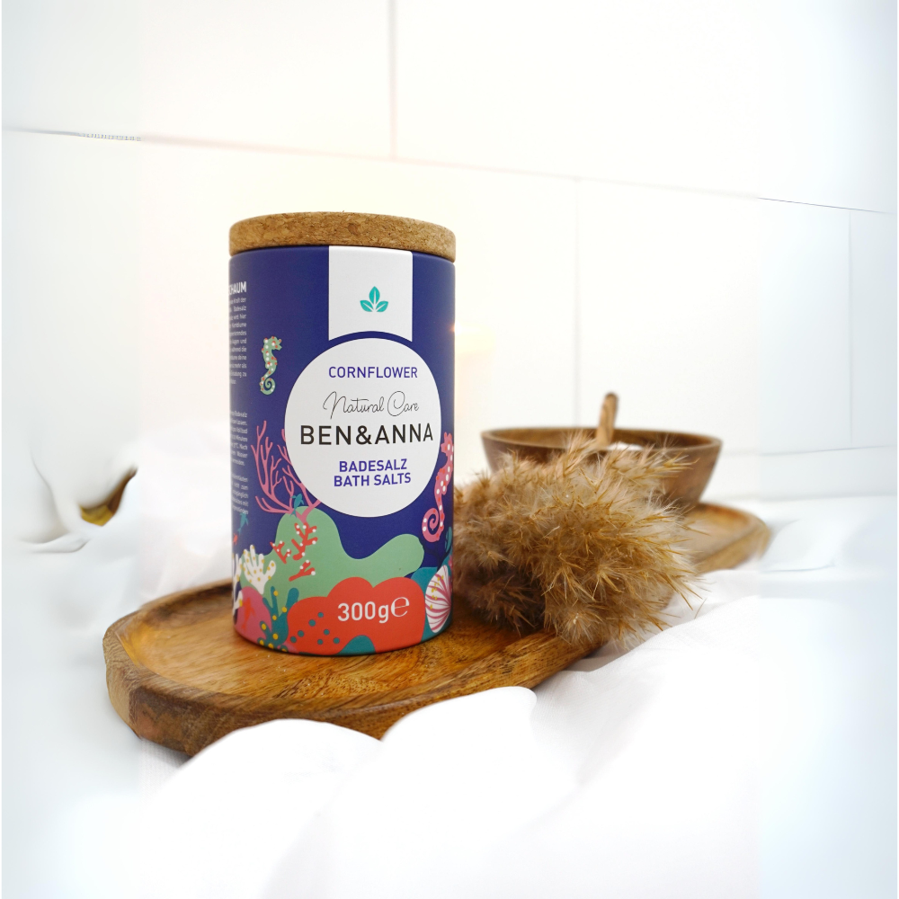Badesalz mit Kornblumen-Dekor von BEN&ANNA, entspannende Badezusatz in einer stilvollen Verpackung