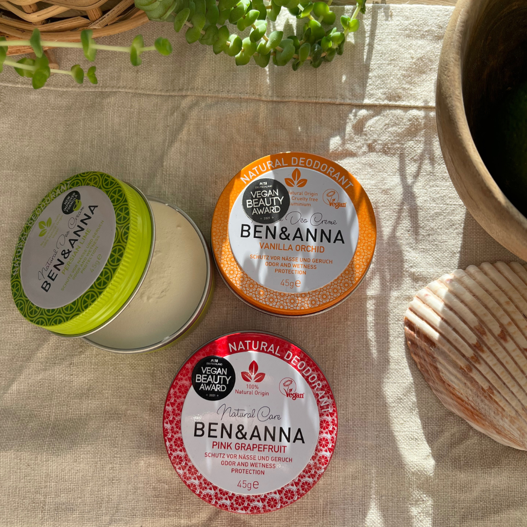 Deocreme mit Pink Grapefruit von BEN&ANNA, cremige Textur und frischer Zitrusduft, in einer weißen Verpackung.