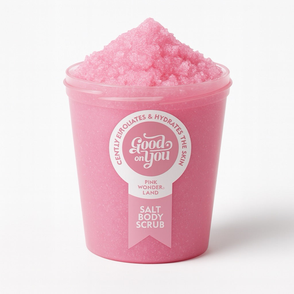 Ben&Anna Pink Wonderland Salz-Körperpeeling für glatte Haut, zeigt eine große Schüssel mit rosa Salz-Scrub auf einem Ofen.