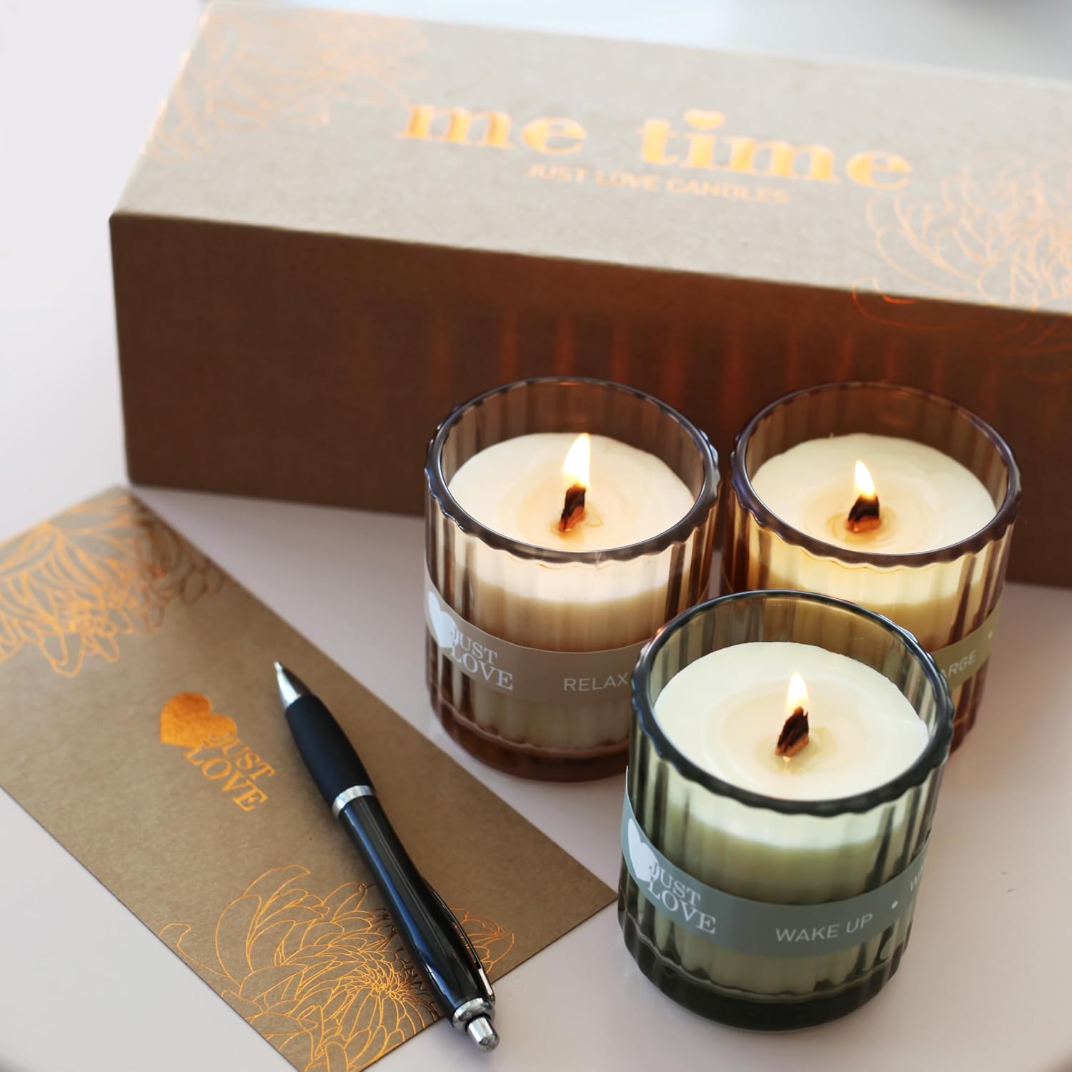 Drei Duftkerzen im JUST LOVE ® „Me Time“ Set, in eleganten Gläsern, ideal für entspannte Momente und aromatische Atmosphären.