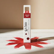 Matte Lippenstift in roter Papptube, CLASSY RED 03 von BeautyMadeEasy, mit sichtbarer Hülle und Lippenstiftspitze.