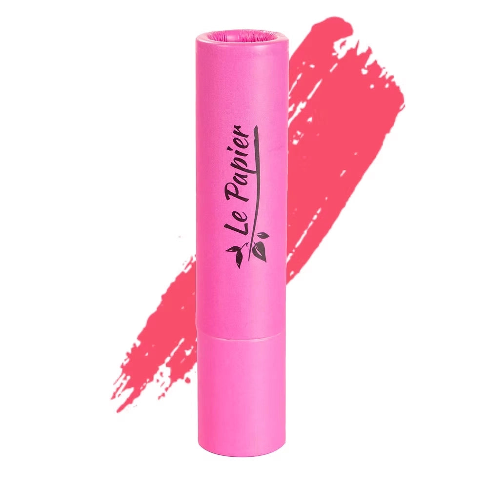 Glänzender Lippenstift in Papierhülse, BLOOM 05 GLOSSY, von BeautyMadeEasy, zeigt den Lippenstift in einer umweltfreundlichen Verpackung.
