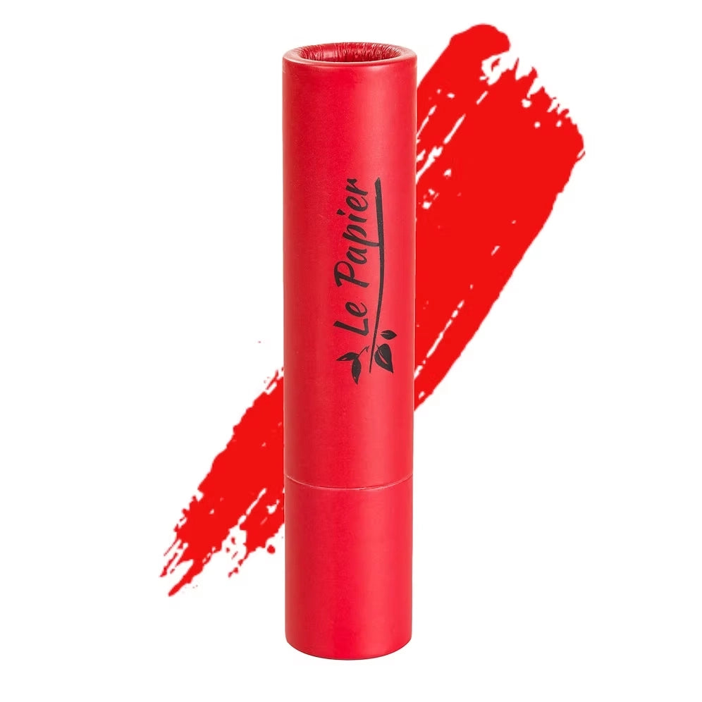 Matte rote Lippenstift in eleganter Papptube von BeautyMadeEasy, CLASSY RED 03, auf einem weißen Hintergrund.