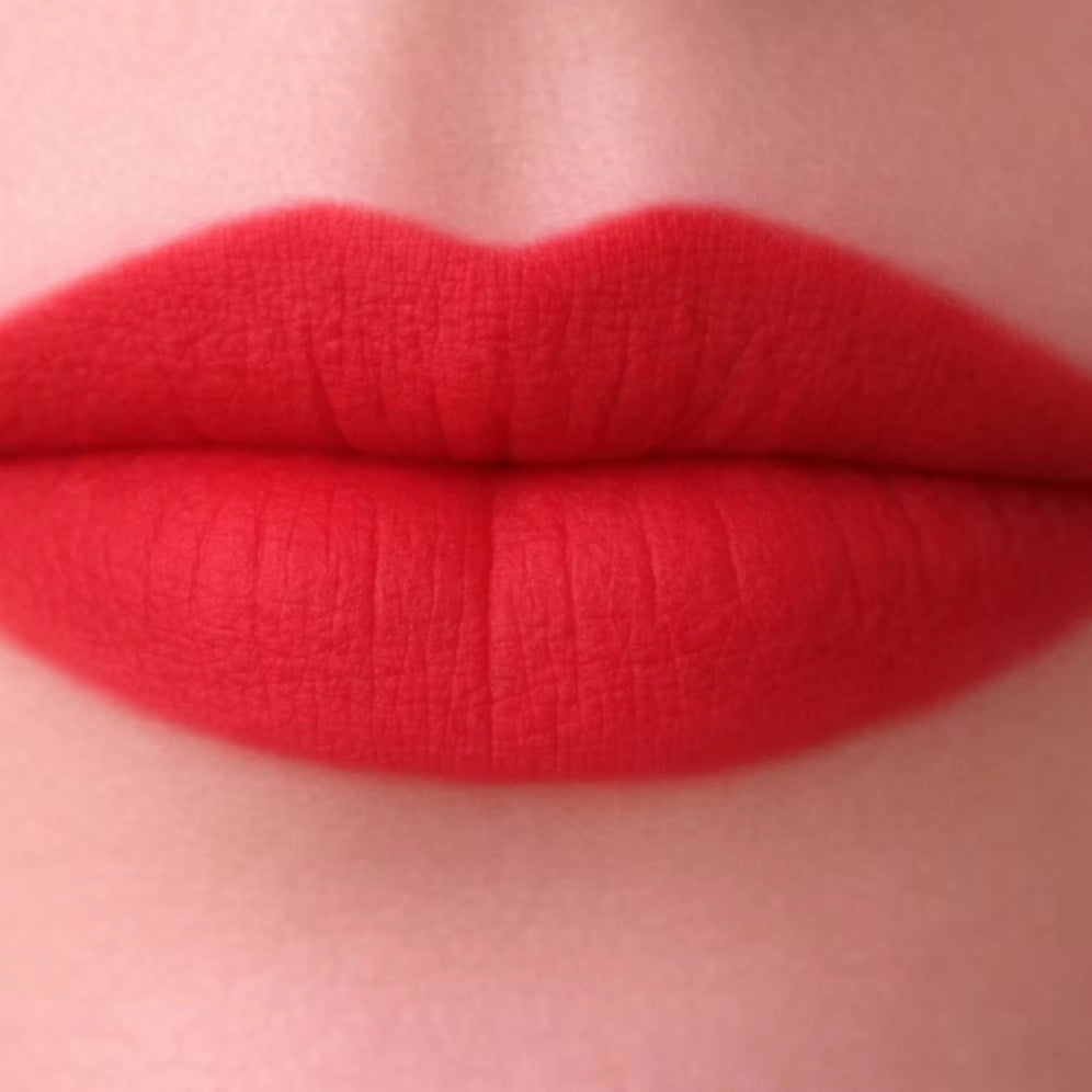 Matte roter Lippenstift in BeautyMadeEasy Classy Red 03 Papertube, sichtbare Hülle und stilvolle Verpackung