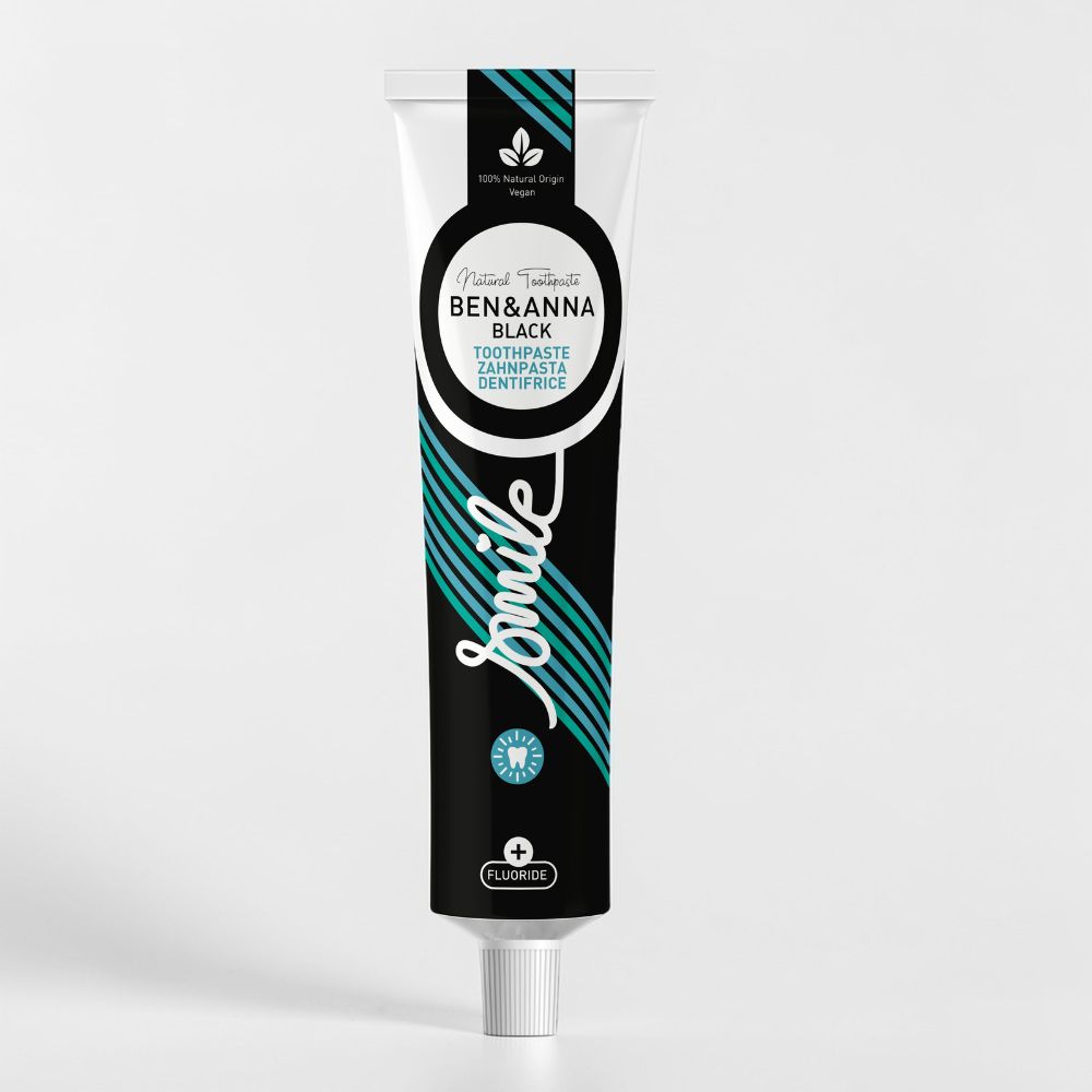 Schwarze Zahnpasta Tube von BEN&ANNA mit Fluorid in einer Aluminiumverpackung, zylindrische Form, auf weißem Hintergrund.