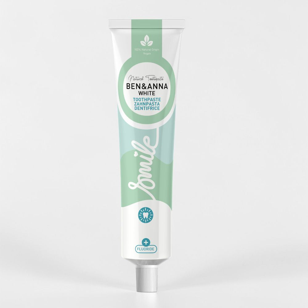 Weiße Ben&Anna Zahnpasta Tube mit Fluorid, Nahaufnahme der Verpackung für natürliche Zahnreinigung