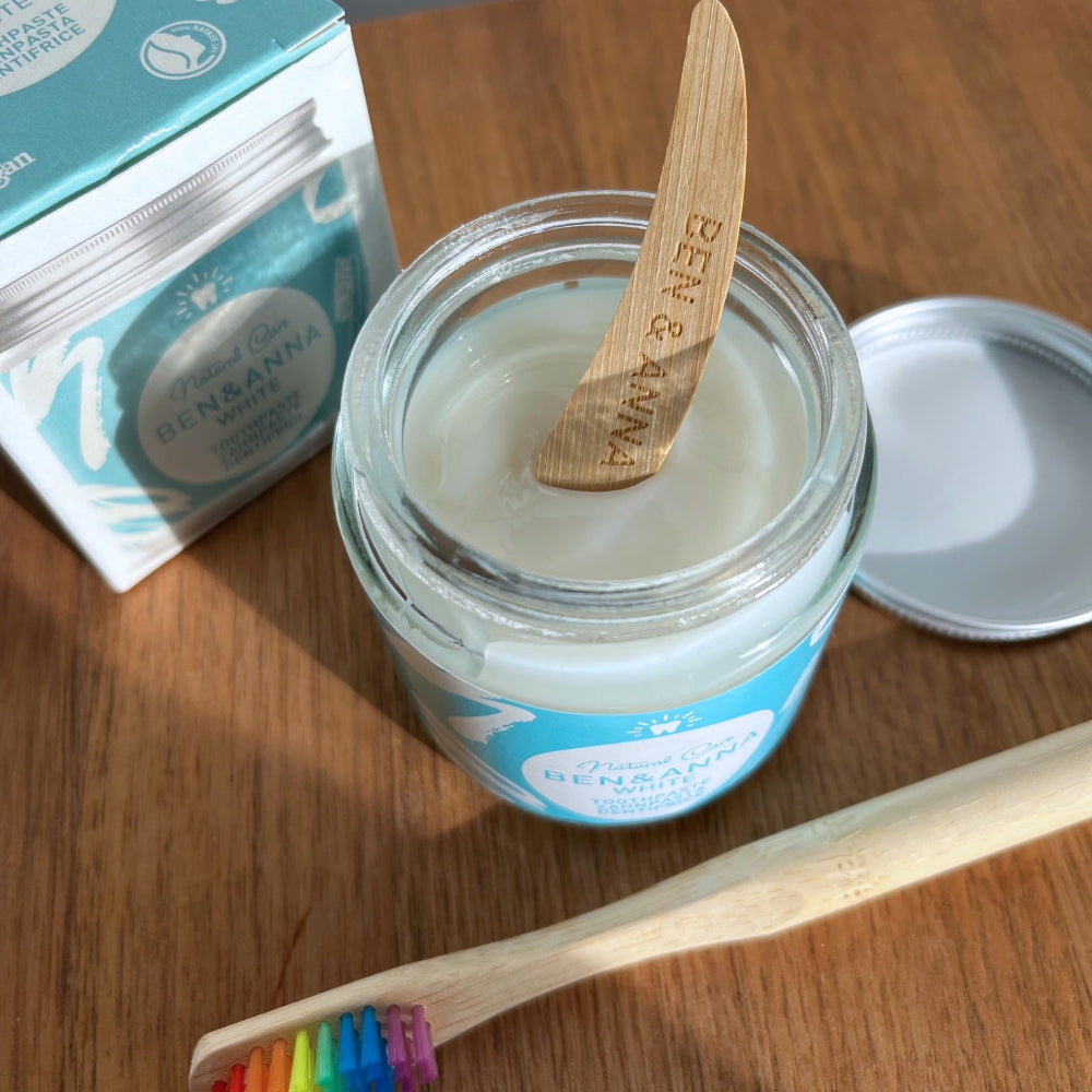 Offene BEN&ANNA weiße Zahnpasta ohne Fluorid in einem Glas, cremige Textur und natürliche Pflege für die Zähne.