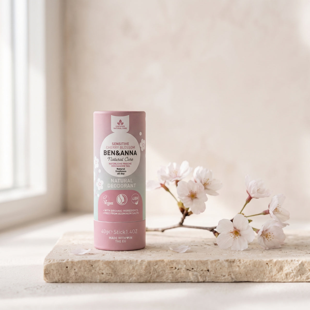 Ben & Anna Deo Sensitive Cherry Blossom auf hellem Naturstein mit einem Kirschblütenzweig
