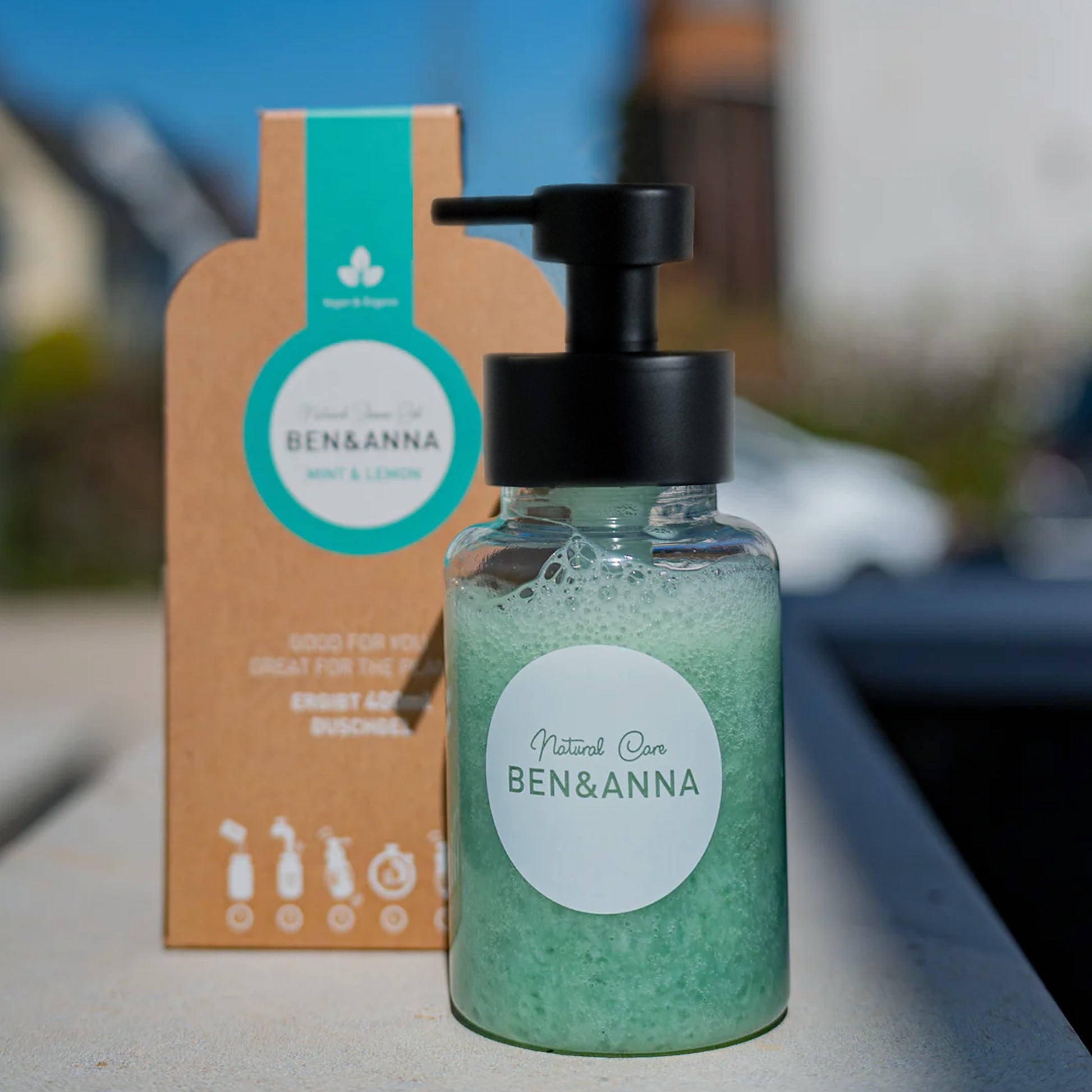 Neuer BEN&ANNA Duschgel- und Shampoo-Spender aus Kunststoff, mit Pumpmechanismus für einfache Handhabung.