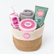 Hello Autumn Cozy Wellness Set im Jutekorb mit Body Lotion Pink Velvet, Salt Body Scrub Pink Wonderland, Fußmaske und Kuschelsocken [KI]
